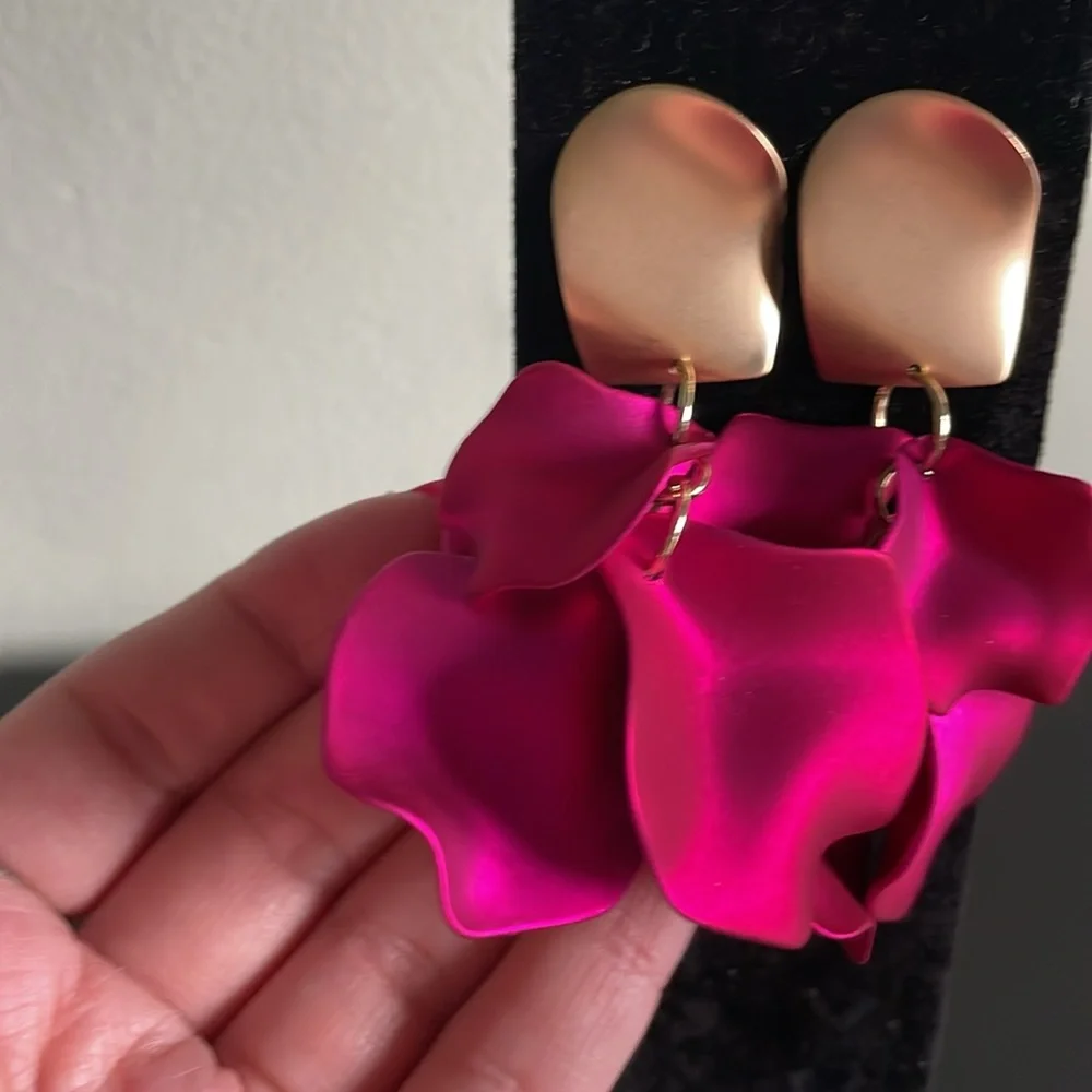 Fun statement earrings - matte gold and hot pink - Picture 2 of 2
